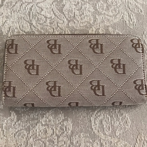 ✨ NEW Dooney and Bourke Signature Wallet - Picture 3 of 4